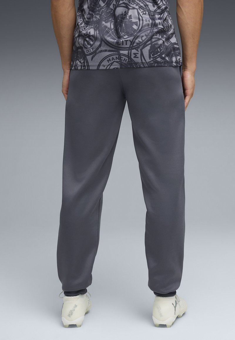 Puma MANCHESTER CITY FC KING ANTHEM PANT - Klubové oblečení - galactic gray/pro green