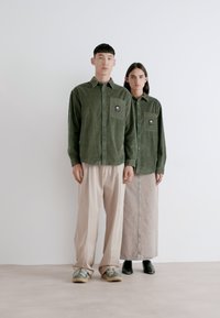Tommy Jeans UNISEX - Cămașă - fatigue green