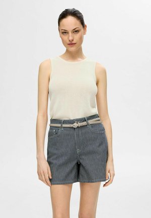 Lys beige ærmeløs top parret med stribede marineblå shorts med bælte og fire lommer. Glat stof, afslappet pasform.