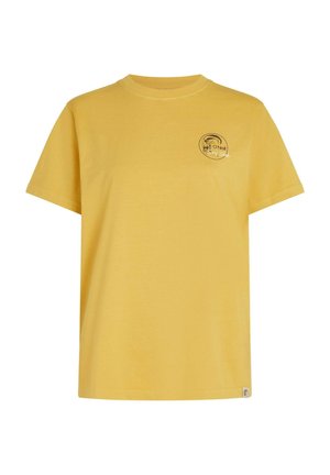 Kollane puuvillane t-särk ümmarguse kaeluse ja lühikeste varrukatega. Vasakul rinnal on must logograafika. Otse lõikega äär.