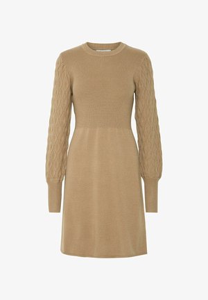 Kootud kleit helesbeigis, mis omab sobivat vart ja laienevat seelikut. Omab tekstuuriga nöörkudumise varrukaid ja soonikkoes mansette. Ümmargune kaelus.