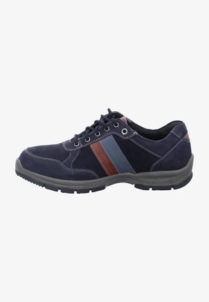 Marineblauer Wildledersneaker mit grauen und braunen Streifen, runder Zehenpartie und Gummisohle. Verfügt über kontrastierende Nähte und ein Schnürdesign.