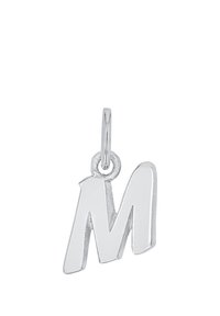 Silversmycke format som en versal "M" med en ögla för att fästa på ett halsband eller armband, enkel design på vit bakgrund.