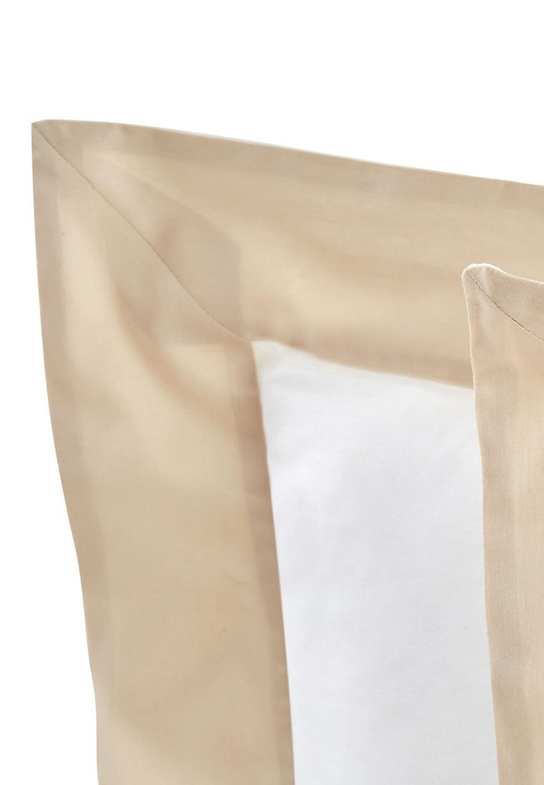 Beige Kissenbezug mit glatter Textur, der ein weißes Kissen zeigt, mit einfacher Naht entlang der Kanten. Quadratische Form.