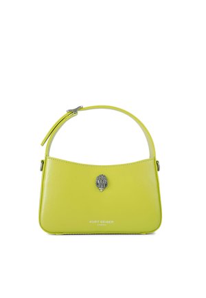Gelbe Lederhandtasche mit einer geschwungenen Form, ausgestattet mit einem silbernen Muschelakzent und einem kurzen Griff. Enthält das Markenlogo auf der Vorderseite.