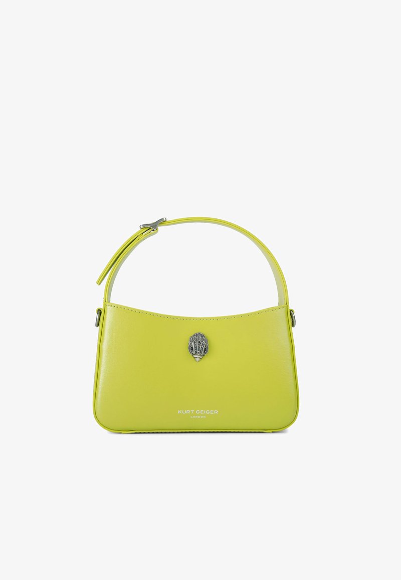 Borsa in pelle gialla con un design curvo, caratterizzata da un accento a forma di conchiglia in argento e una maniglia corta. Include il logo del marchio sul davanti.