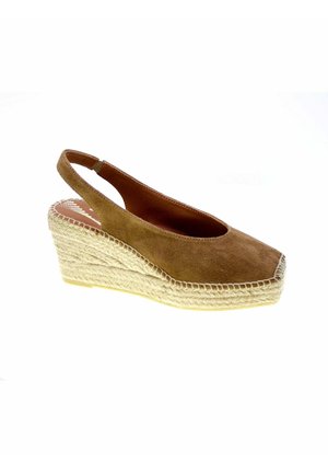 Scarpa con zeppa a fascia posteriore in camoscio marrone con suola in iuta intrecciata e punta arrotondata su sfondo bianco.
