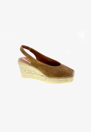 Bruine suède slingback sleehakschoen met gevlochten jute zool en ronde neus op een witte achtergrond.
