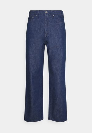 Vaqueros de mezclilla azul oscuro de pierna ancha con diseño clásico de cinco bolsillos y cierre de botón, mostrados sobre un fondo blanco.