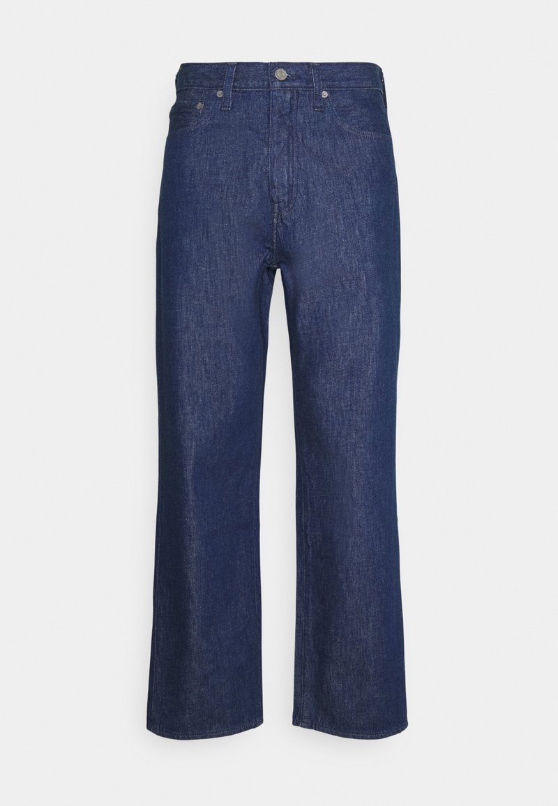 Jean denim bleu foncé à jambes larges avec un design classique à cinq poches et une fermeture à boutons, présenté sur un fond blanc.
