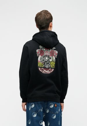 Hanorac negru cu un design grafic care prezintă trandafiri și un personaj într-un cadru floral pe spate. Material din bumbac, cu o croială lejeră.