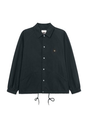 Juoda užsegama švarkelio tipo striukė su apykakle, elastingais rankogaliais, raišteliu apačioje, dviem šoninėmis kišenėmis ir mažu rudos spalvos logotipo ženklu ant krūtinės.