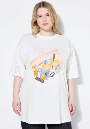 Weißes, übergroßes T-Shirt aus Baumwolle mit einem bunten, urlaubsinspirierten Grafikdesign, das Sonnenbrillen, Blumen und verschiedene Reiseutensilien zeigt.