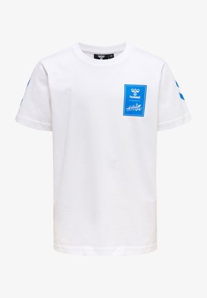 Witte katoenen T-shirt met korte mouwen, met een blauw grafisch ontwerp voor de borstzak en branding op de borst, en blauwe accenten op de mouwen.