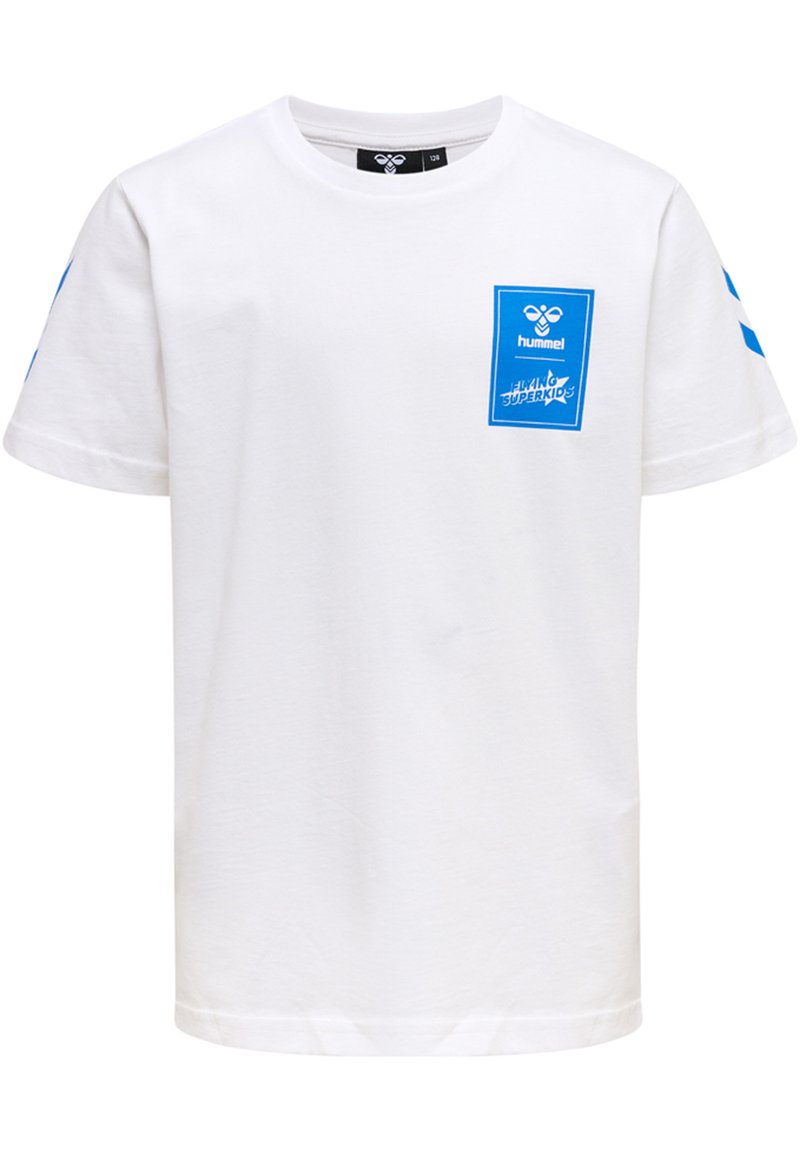 Hvid bomulds T-shirt med korte ærmer, der har et blåt grafisk lomme-design og branding på brystet samt blå accenter på ærmerne.