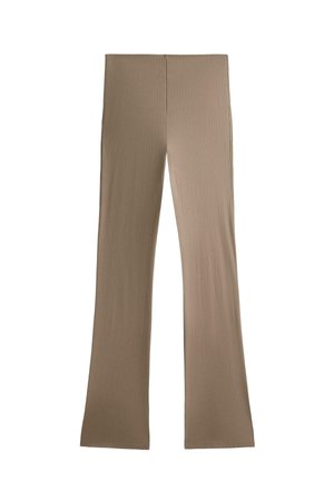 Pantalons en tissu côtelé beige avec une jambe évasée, dotés d'une taille élastique et sans fermetures ni poches visibles.