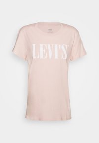 Ljust rosa bomullströja med en framträdande vit "LEVI'S"-logga. Runda halsringning och korta ärmar, med en avslappnad passform och jämn textur.