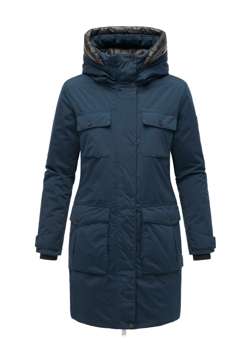 Marineblauwe parka jas met een capuchon, twee borstzakken, twee zijzakken en geribbelde manchetten, gemaakt van geïsoleerde stof voor extra warmte.