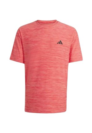 Maglietta sportiva rossa mélange a maniche corte con scollo a girocollo e piccolo logo nero Adidas sul petto sinistro.