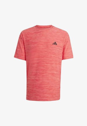 Maglietta sportiva rossa mélange a maniche corte con scollo a girocollo e piccolo logo nero Adidas sul petto sinistro.