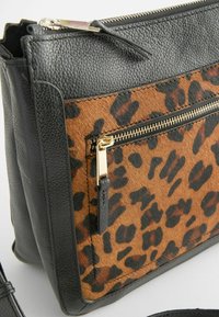 Next POCKET MESSENGER - REGULAR FIT - Rankinė per petį - leopard