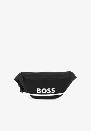 Sort bæltetaske med lynlås og hvidt BOSS-logo over en vandret hvid stribe på fronten.