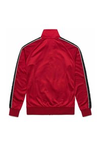 Giacca rossa in satin con zip e collo alto. Presenta strisce laterali nere e piping bianco lungo le cuciture. Texture liscia, vestibilità comoda.