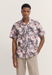 Kurzarmhemd aus leichtem Stoff mit blumenmuster in rosa und grauen Tönen, mit eingekerbtem Kragen und Knopfleiste.