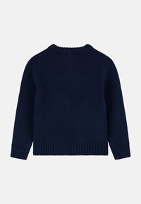 Maglione a maglia blu navy con scollo rotondo, polsini e fondo a costine. La vista posteriore mostra una texture liscia e un design semplice senza dettagli aggiuntivi.
