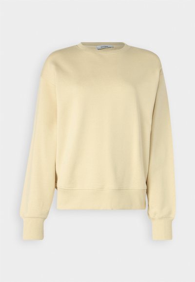 Svetle bež pulover s crewneck izrezom, dolgimi rokavi, rebrastimi manšetami in teksturiranim zaključkom. Ima sproščeno prileganje in minimalističen dizajn.