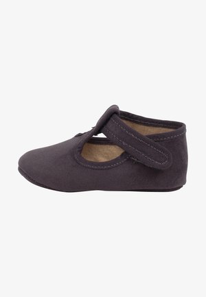 Zapato de tela gris oscuro con punta redonda, tira de Velcro y diseño recortado en los costados. Forro interior suave y tacón ligero.