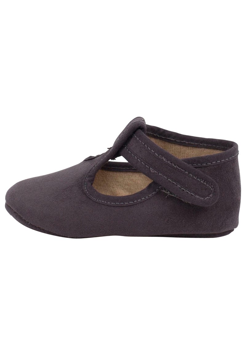 Scarpa in tessuto grigio scuro con punta rotonda, cinturino in Velcro e design a intaglio sui lati. Rivestimento interno morbido e tacco leggero.