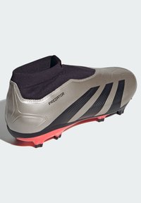 adidas Performance PREDATOR LEAGUE LACELESS FG - Scarpe da calcio per terreni duri - platinum metallic   aurora black   turbo