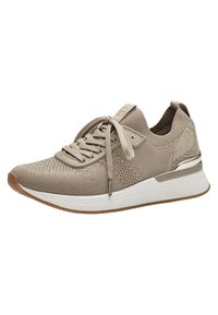 Baskets beiges texturées avec un matériau en mesh, des lacets plats, un col matelassé et une semelle intermédiaire blanche. Présentent un accent métallique sur le talon.