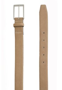 Cinturón de ante en color beige con hebilla cuadrada de plata, de un solo pasador. Cuenta con cinco agujeros para ajuste, diseño plano y bordes limpios.
