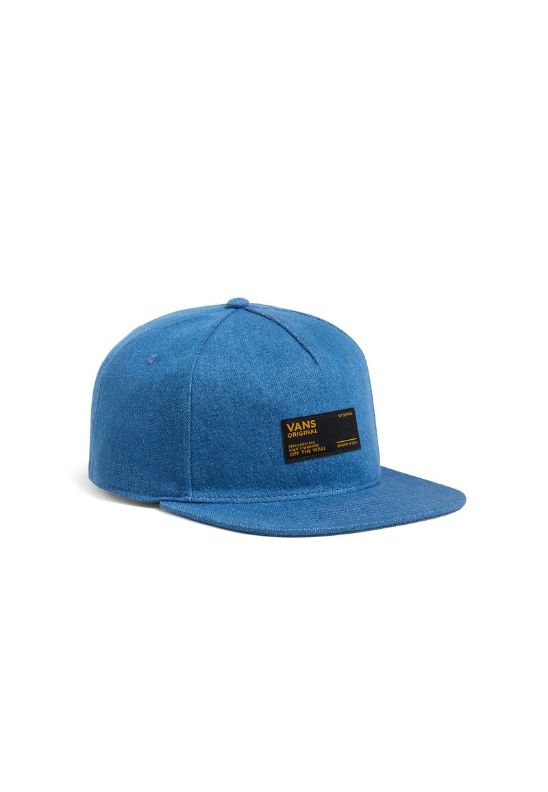 Gorra snapback de tela azul con visera plana, que presenta una etiqueta negra con texto blanco. El diseño tiene una corona redondeada.