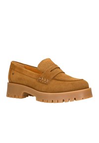 Mocassini in suede marrone con finitura testurizzata, dettaglio della fascia penny e suola in gomma spessa con scanalature per una presa sicura.