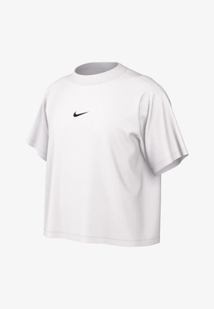 Bijela pamučna majica s kratkim rukavima, okruglim izrezom i malim crnim Nike logotipom na prsima. Mekana tekstura i opušteni kroj.