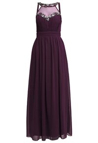 Ärmlös golvlång lila aftonklänning med genomskinlig övre del av bröstet, blommig spetskant och plisserad midja.