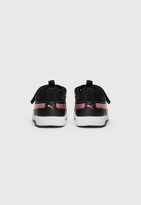 Svarte treningssko med et teksturert mesh-overtrekk, rosa detaljer og en hvit såle. Har et trekkbånd og en fleksibel design for komfort.