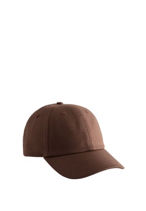 Brązowa bawełniana czapka z daszkiem typu baseball z przeszywanymi panelami, oczkami wentylacyjnymi i zakrzywionym daszkiem, pokazana na białym tle.