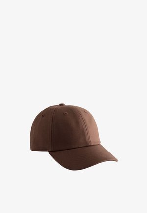 Casquette de baseball en coton marron avec panneaux cousus, œillets de ventilation et visière incurvée, présentée sur fond blanc.