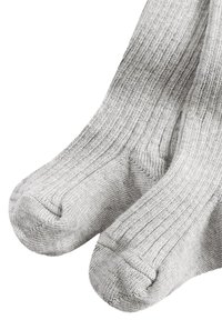 Graue gerippte Socken aus weichem Material, mit einer glatten Zehennaht und leicht strukturiertem Stoff für Komfort und Wärme.