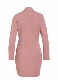 Φόρεμα σακάκι σε ροζ σκόνη με μακριά μανίκια, γιακά, ραφές λεπτομέρειας και μήκος έως το γόνατο, εμφανιζόμενο από πίσω σε λευκό φόντο.