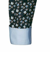 Tessuto a fantasia floreale con fiori blu, bianchi e marroni su uno sfondo nero; polsini leggeri blu a contrasto all'orlo.