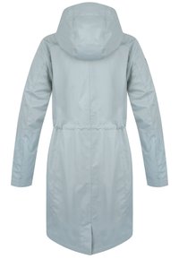 Voděodolný světle modrý kabát s kapucí, přiléhavým pasem, dlouhými rukávy a střední délkou. Obsahuje zadní ventil pro větší pohyblivost.