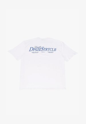 T-shirt en coton blanc avec un texte bleu dans le dos, indiquant "Hustle DpszеStrtclb", au design épuré, droit et à manches courtes.