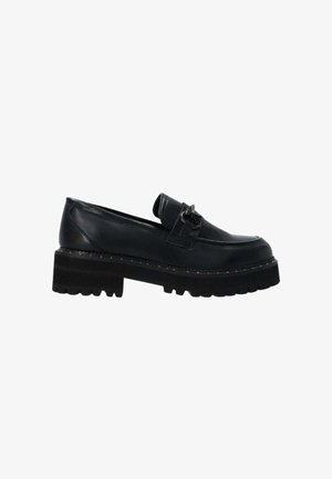 Mocassino con suola spessa nera, parte superior in pelle e dettaglio con fibbia metallica sul vamp, progettato per un abbigliamento casual o formale.