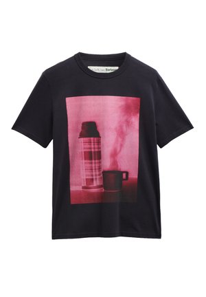 Μαύρο κοντομάνικο μπλουζάκι με ένα γραφικό σε κόκκινους τόνους που απεικονίζει ένα καρό θερμός και μία κούπα με ατμό στο κέντρο μπροστά.