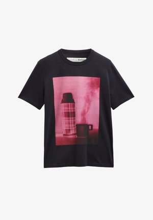 Μαύρο κοντομάνικο μπλουζάκι με ένα γραφικό σε κόκκινους τόνους που απεικονίζει ένα καρό θερμός και μία κούπα με ατμό στο κέντρο μπροστά.